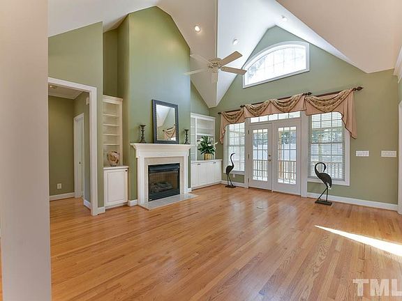 4th image of 800 E Oak Dr