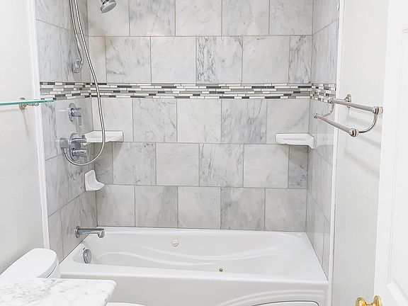 Guest bathroom with jacuzzi