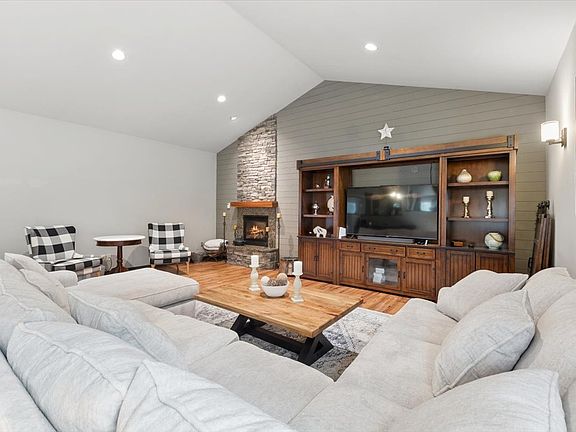 4th image of 99 Pierce Ln
