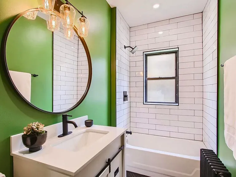 626 W Stratford Pl — Photo 1