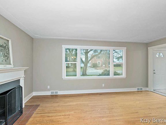 5th image of 1938 Lotus Ave SE