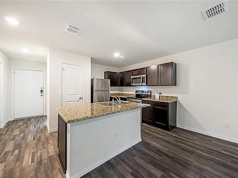 1005 Dawson St — Photo 2