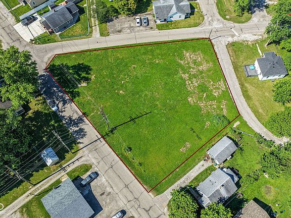 3rd image of 102 Oak St
