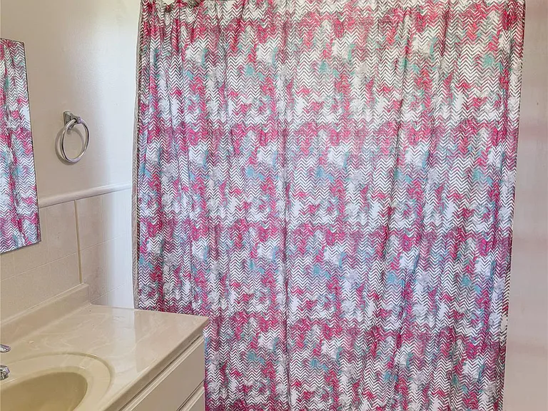 109 Lakeway Dr — Photo 16