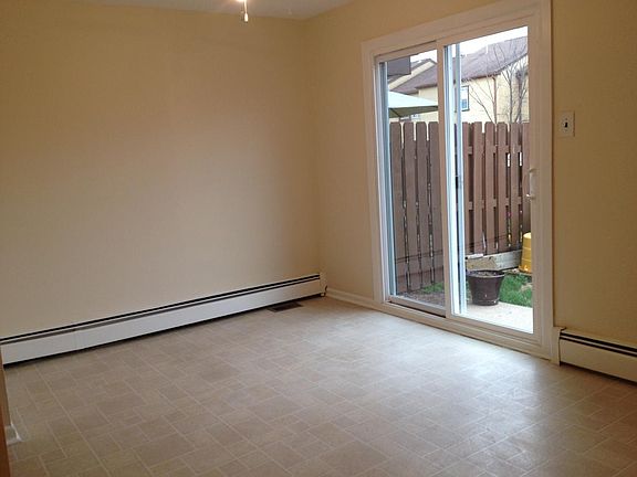 Kitchen - Sliding door to fenced in yard