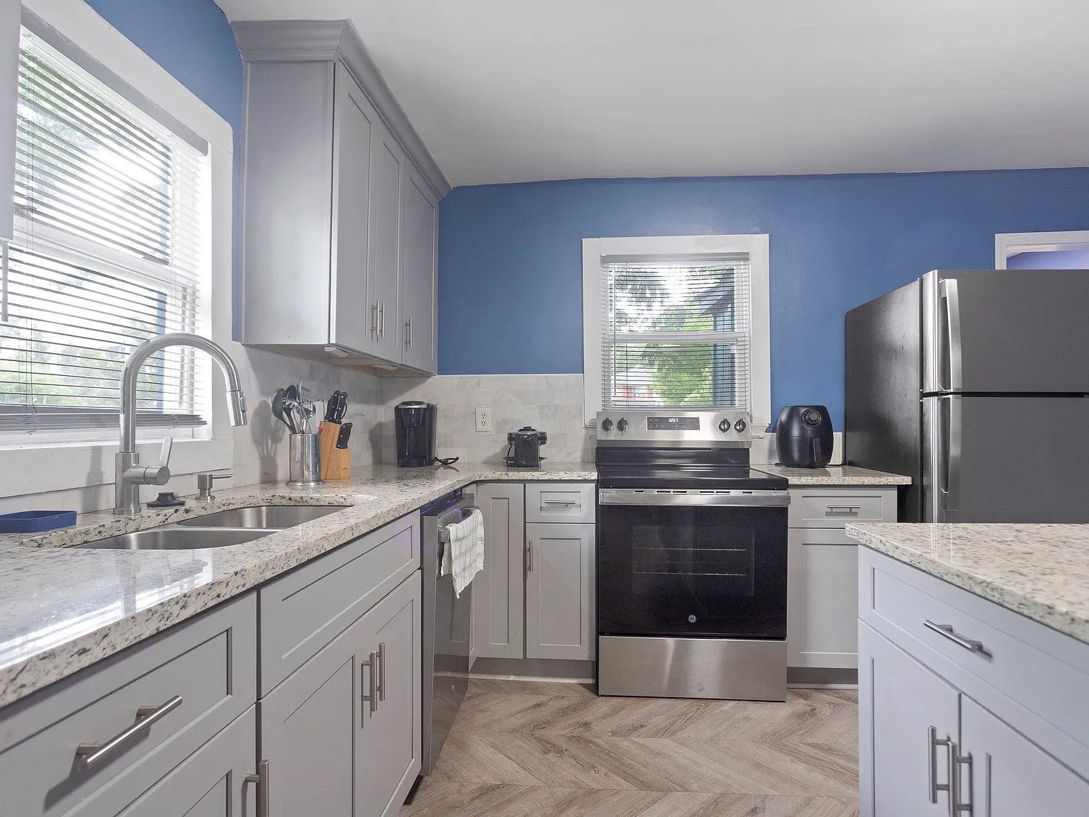 537 W Lake Ave NW — Photo 2