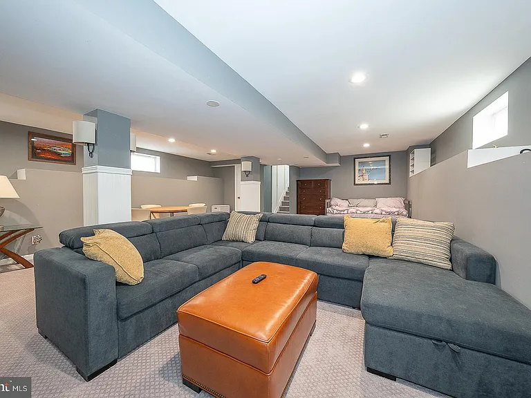 586 Summit St — Photo 33