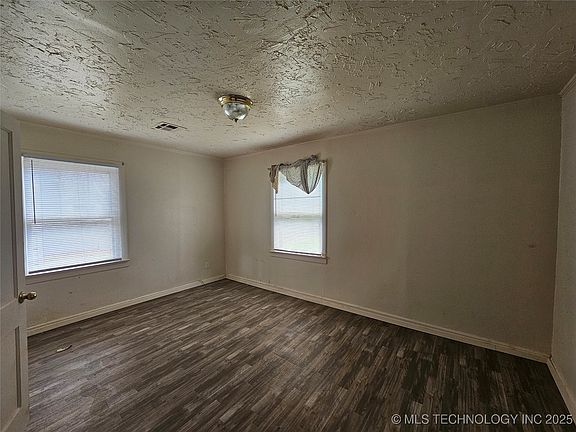 5th image of 426 E 10th St