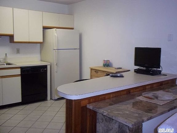 3rd image of 711 Hilltop Ct