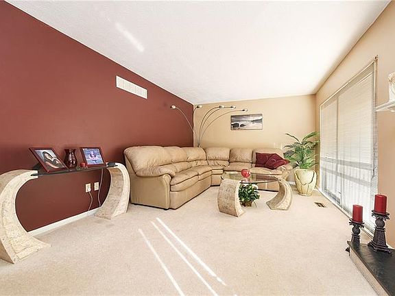 3rd image of 101 Williamsburg Ln