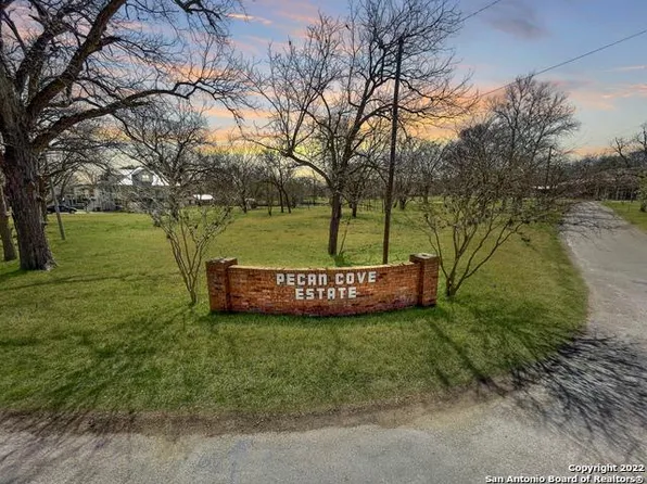 102 Lakeside Dr, Seguin, TX 78155