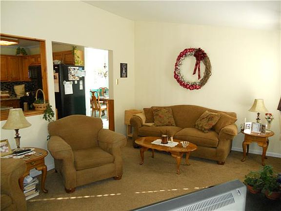 5th image of 404 Daniels Pl