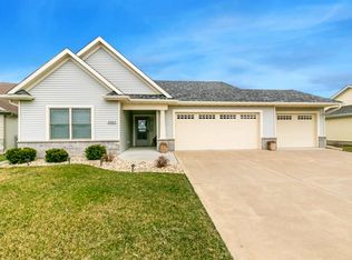 5925 Castlewood Dr, Bettendorf, IA 52722
