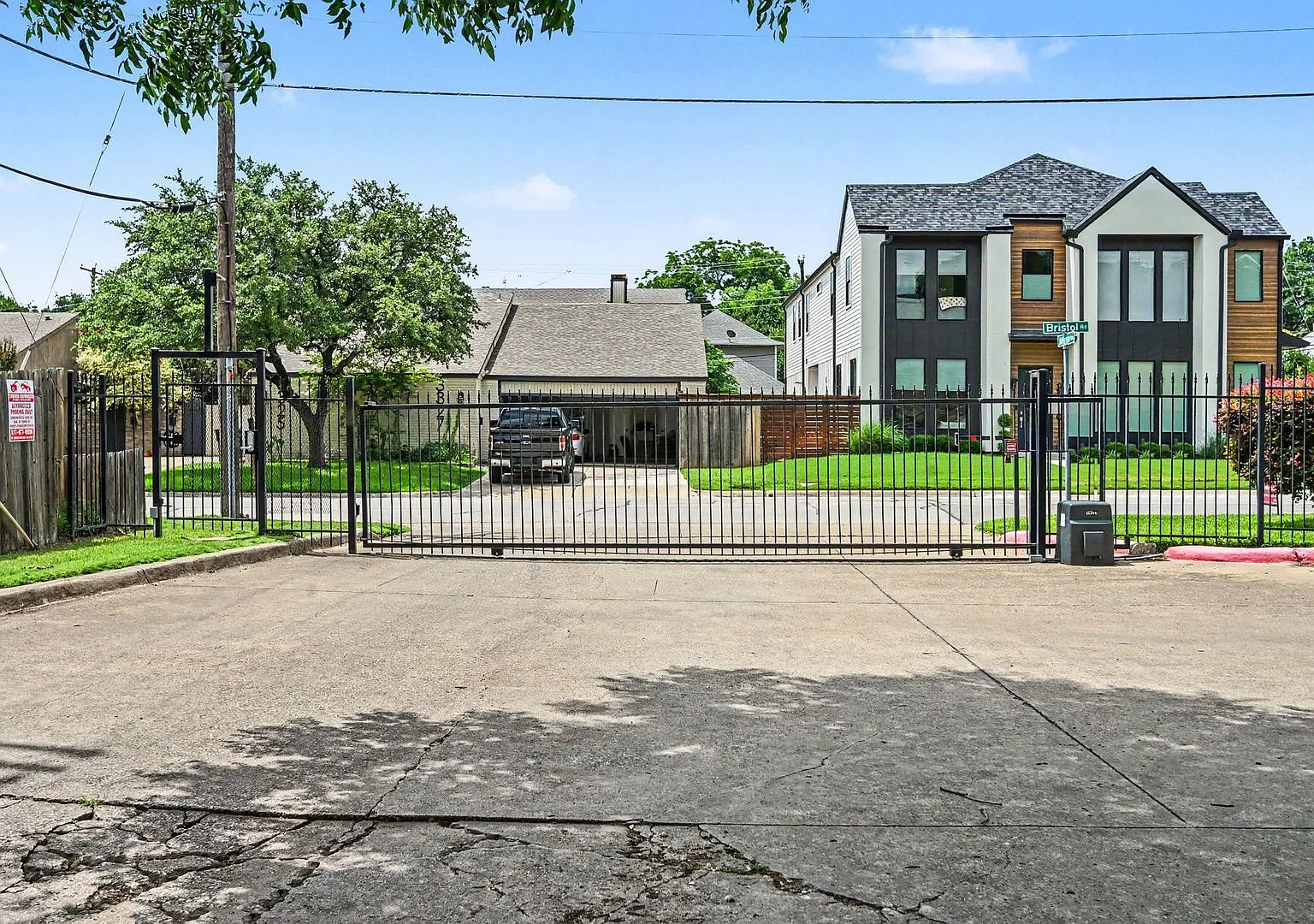 Welcome to 248 Jefferson Pkwy, Fort Worth, TX 76107, a charming 1-bedroom, 1-bathroom condo ideal... — Photo 1