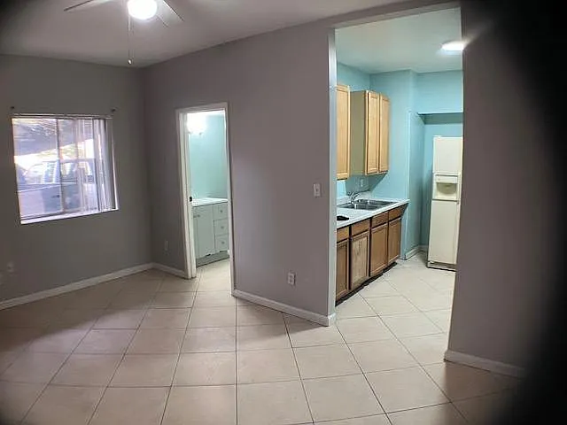 Building Photo - 633 N 6th Ave #3