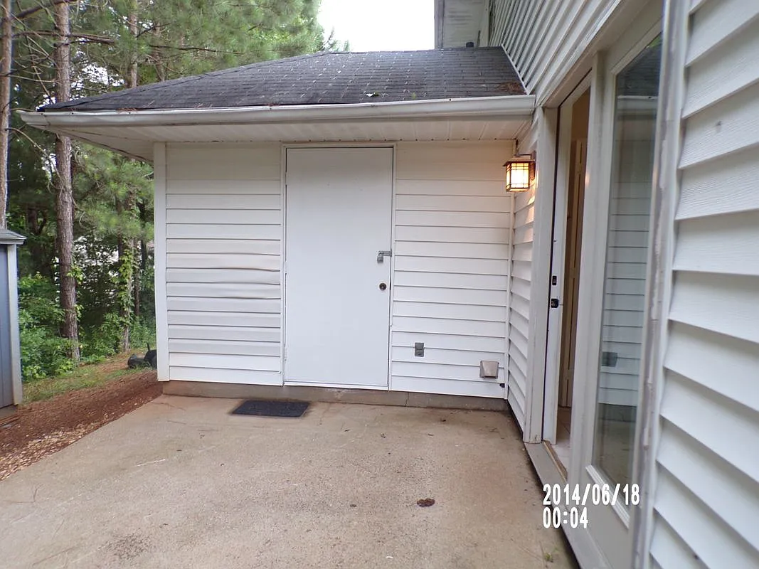 2 bed, 1.5 bath, 1060 sqft, $1,275 — Photo 2