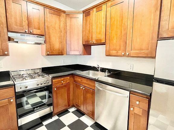 5th image of 1348 Sacramento St APT 5