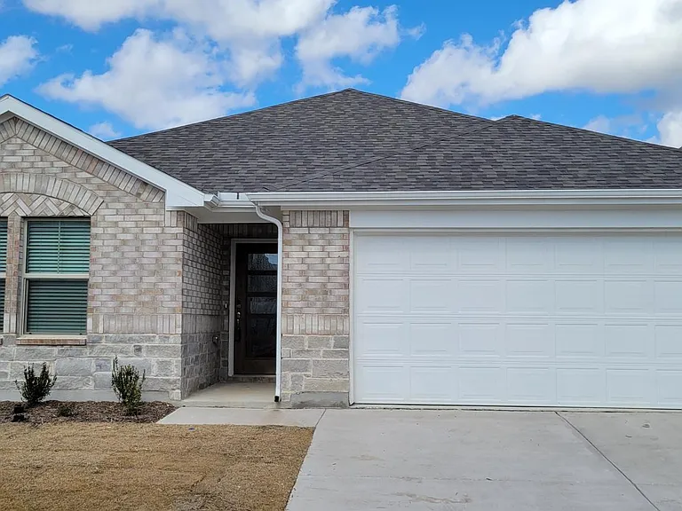 2644 Oneida Ln — Photo 1