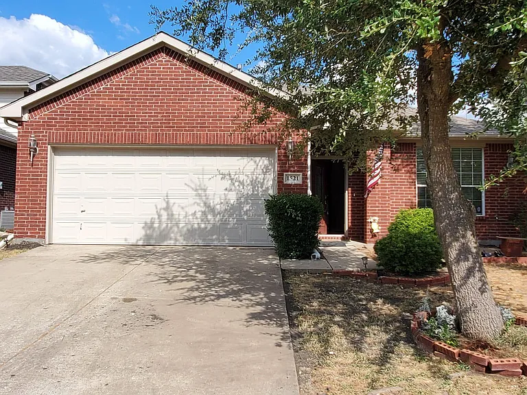 1521 Stanford Dr — Photo 2