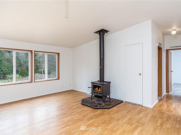 3rd image of 19415 Soundview Blvd NE