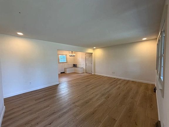 3rd image of 902 Crestview Dr