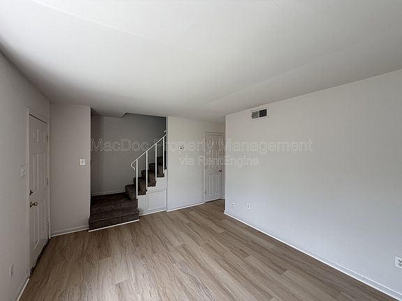 4th image of 809 Denton Cir