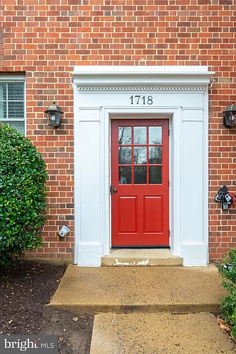 1718 W Abingdon Dr #302 Photo 1