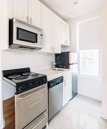 4th image of 220 Sullivan St #2GG