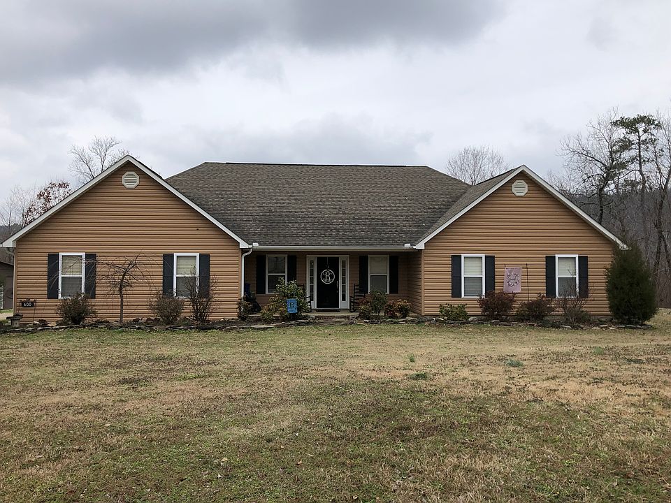 600 Sharon Way from the road