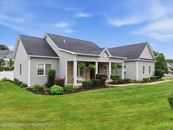 146 W Acorn Hill Dr, Olyphant, PA 18447
