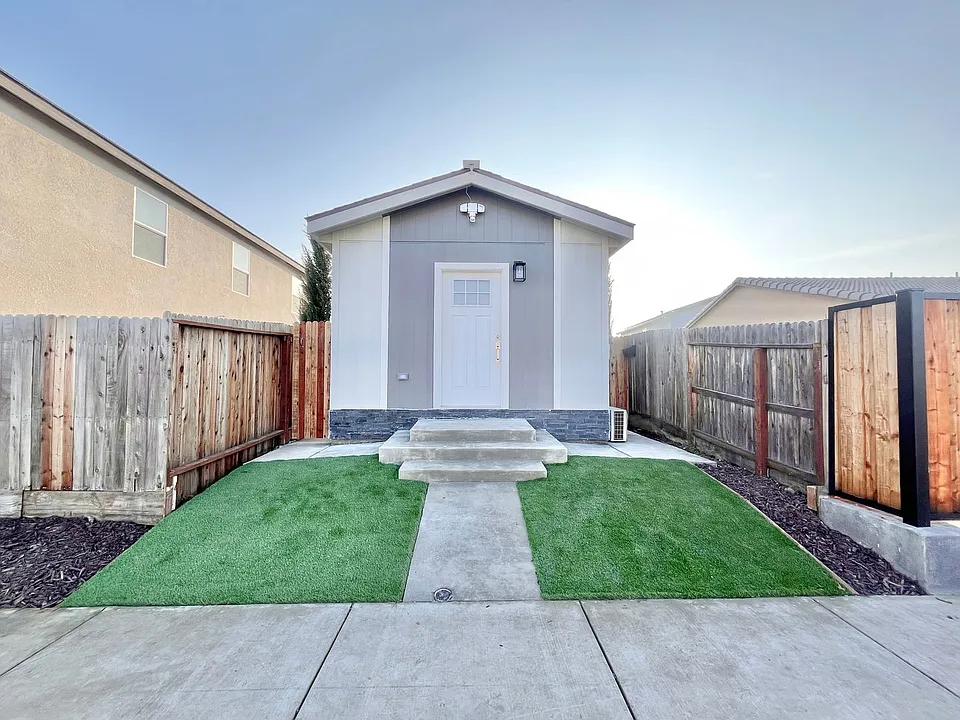 1602 1/2 Dodder Dr