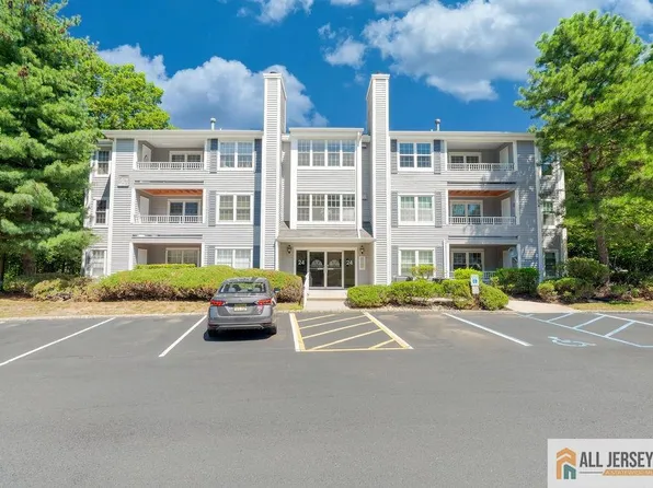 2405 Candlelight Ct, Helmetta, NJ 08828