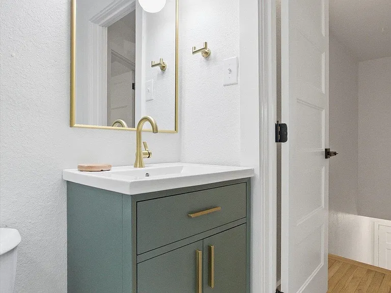 421 E Jennings St — Photo 30