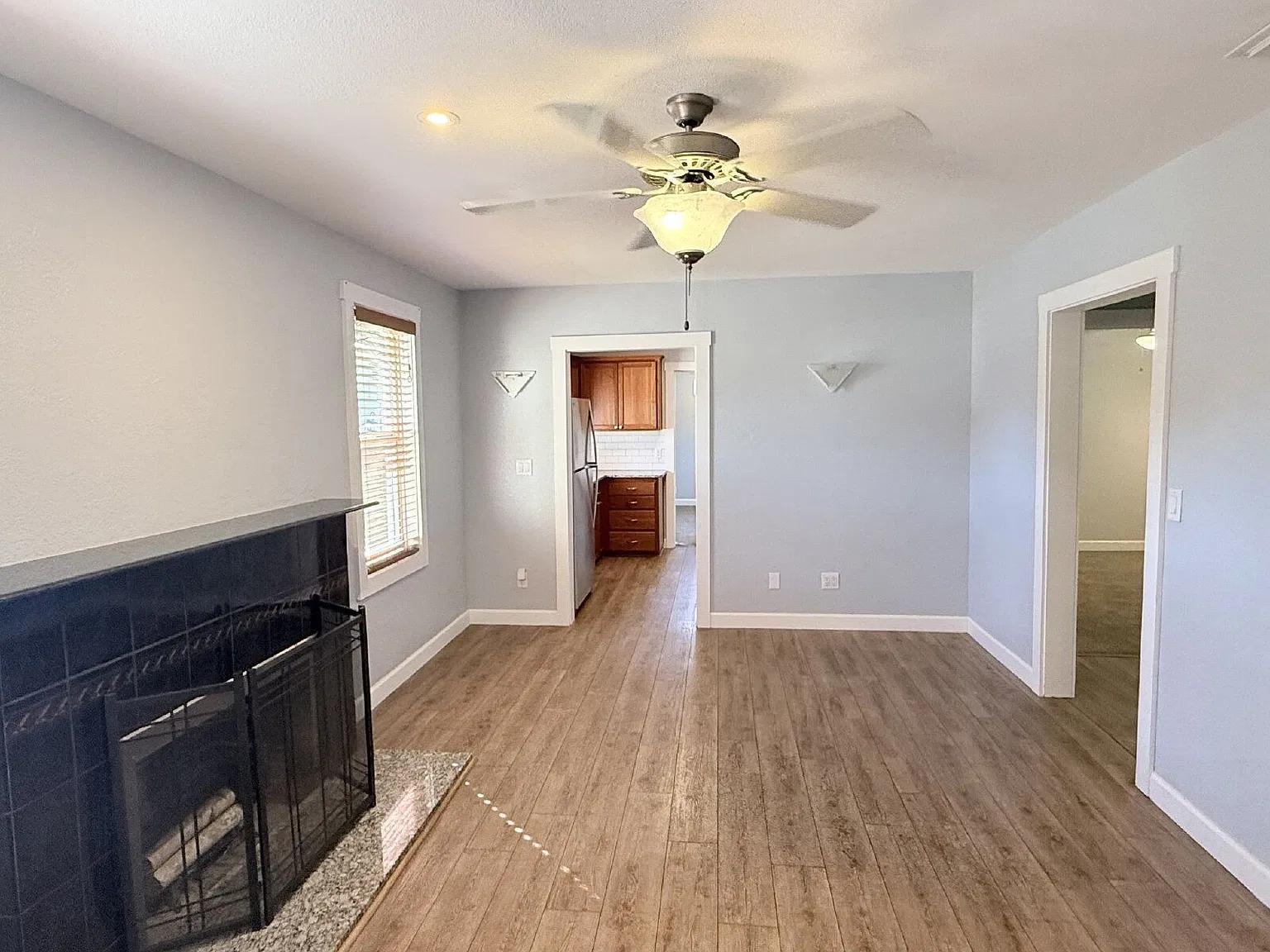 3 bed, 1.0 bath, 997 sqft, $1,995 — Photo 4