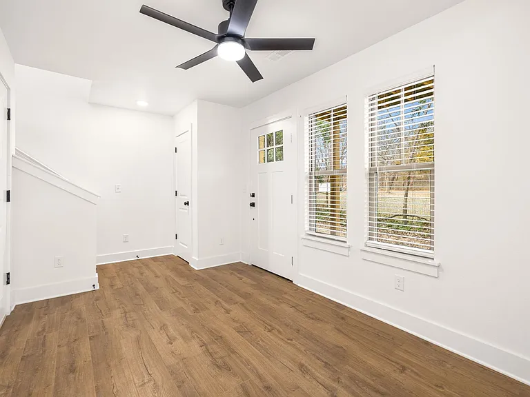 $250 Amazon Gift Card if lease signed by June 30th! Luxury New 1 Bed TH!! — Photo 19