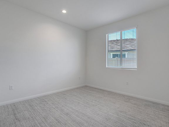 4th image of 29587 Fortitude Dr