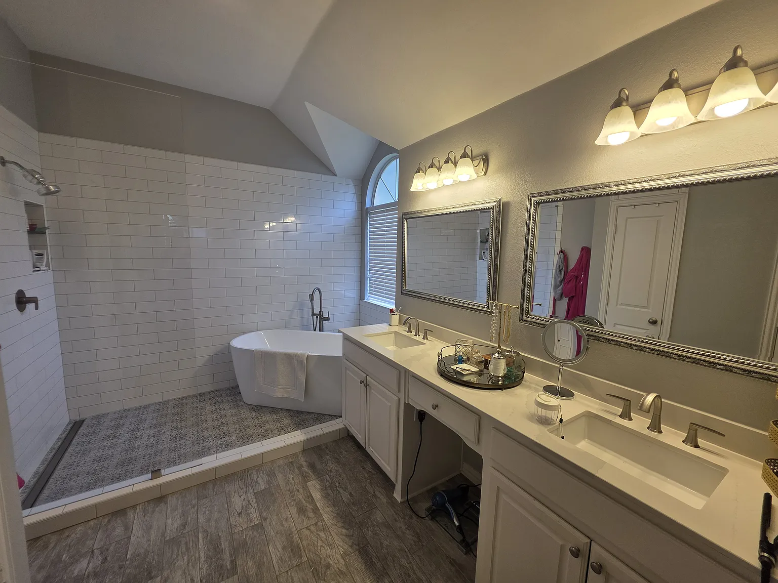 4 bed, 2502 sqft, $4,200 — Photo 2
