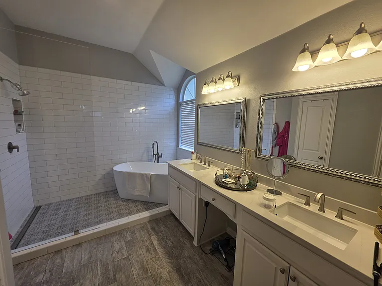 2717 Cliffwood Dr — Photo 2