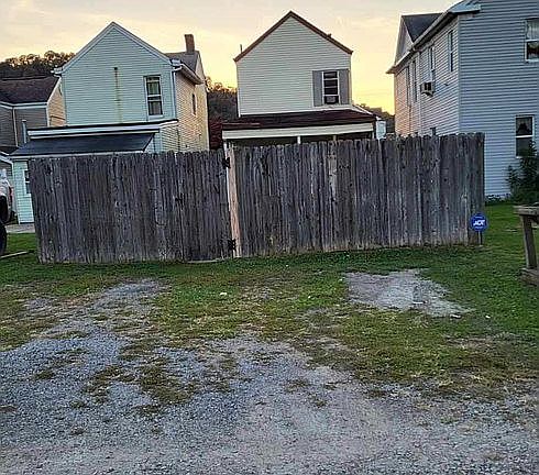 parking (private dead-end)