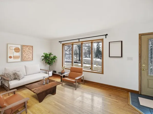 303 Roma Ave, Roseville, MN 55113