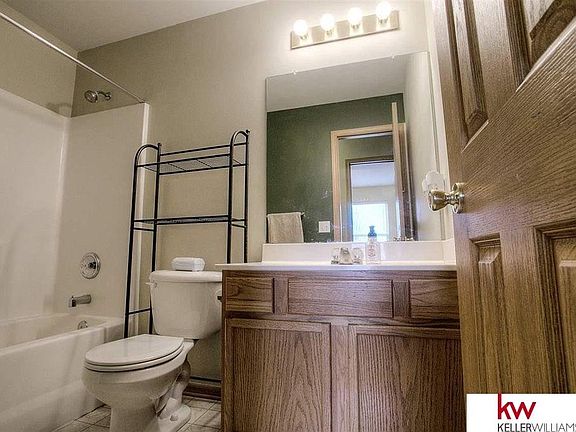 5th image of 15833 Briar St