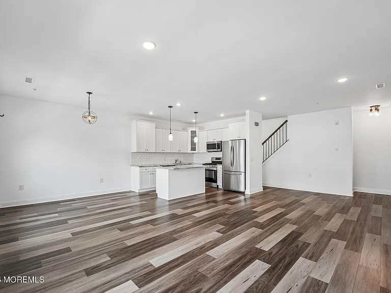 16 Emily Ct — Photo 8