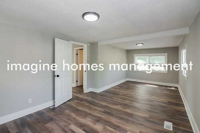 8516 Robinson St — Photo 8