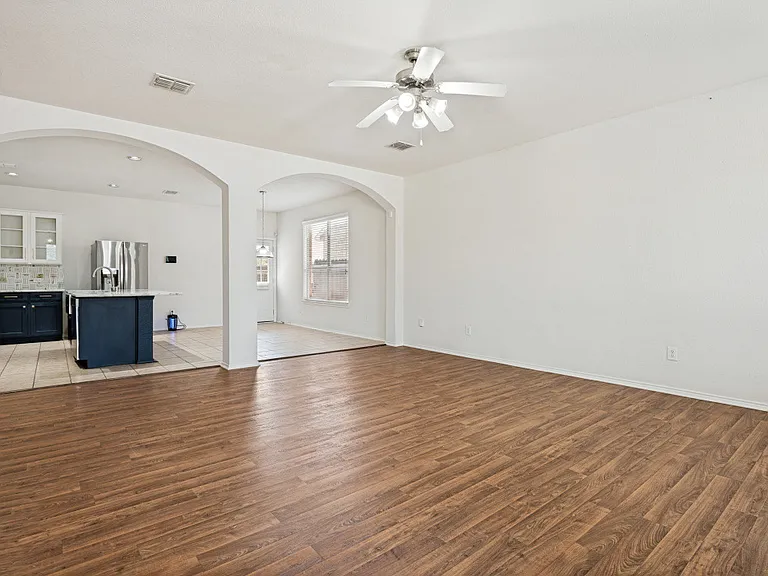 925 Jamie Dr — Photo 8