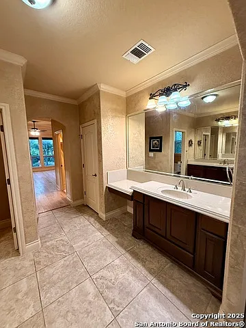 215 Evans Oak Ln — Photo 19