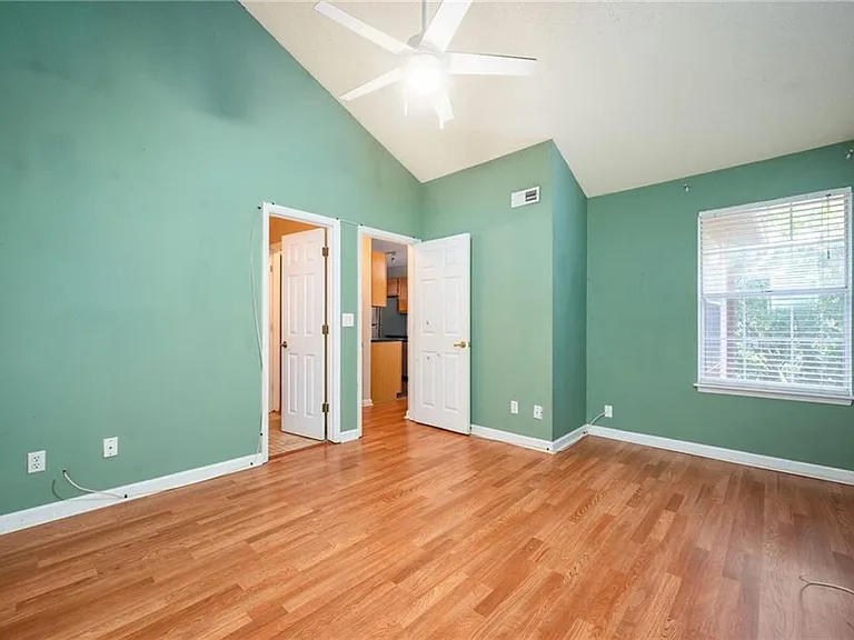 915 Wentworth Ct — Photo 17
