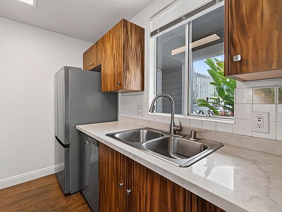 5th image of 75-6081 Alii Dr APT D101