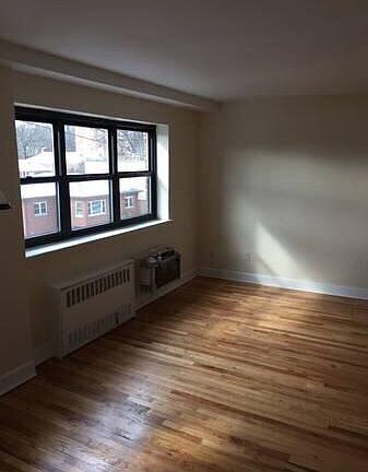 4th image of 19 E 235th St