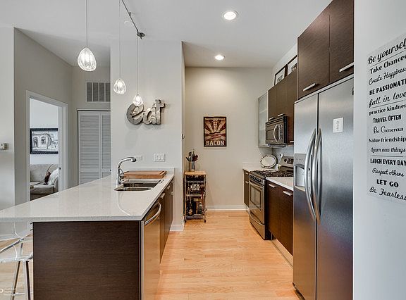 3rd image of 1550 W Cornelia Ave APT 406