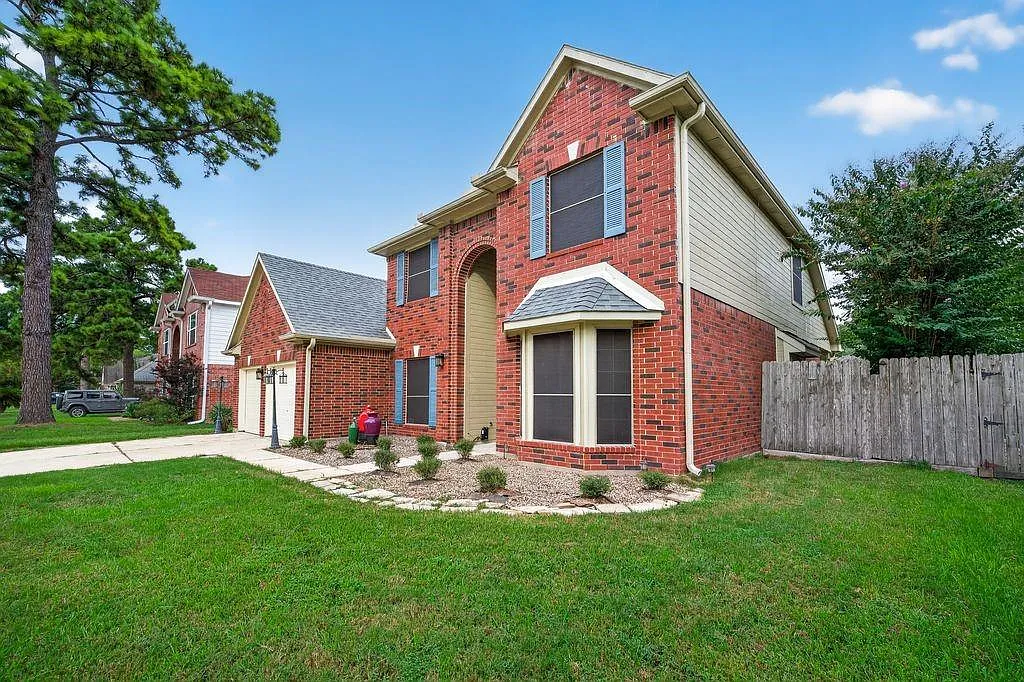 4 bed, 2.5 bath, 2680 sqft, $2,500 — Photo 2